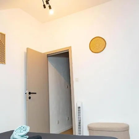 Ubuntu House - 3 - *